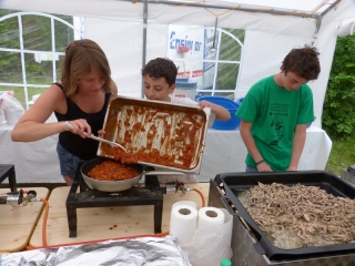 Anna, Andreas und Philipp beim Küchendienst