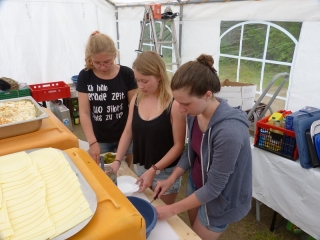 Katharina, Ann-Kathrin und Anna beim Küchendienst