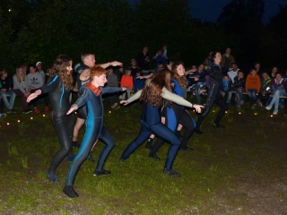 Die Täuflinge machen Yoga